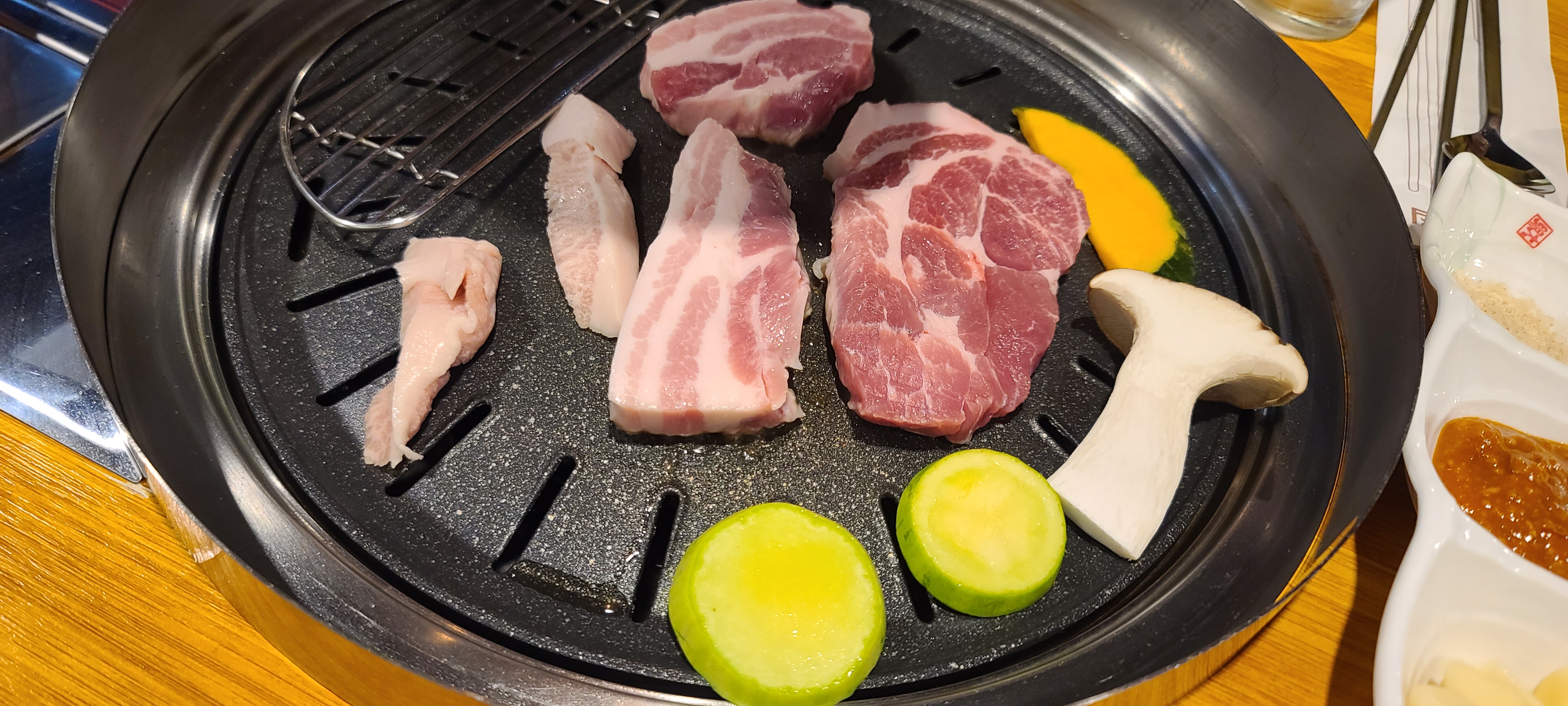 상대원맛집 윤지네고기에반하다 삼겹살 목살 항정살 한돈반반 굽기