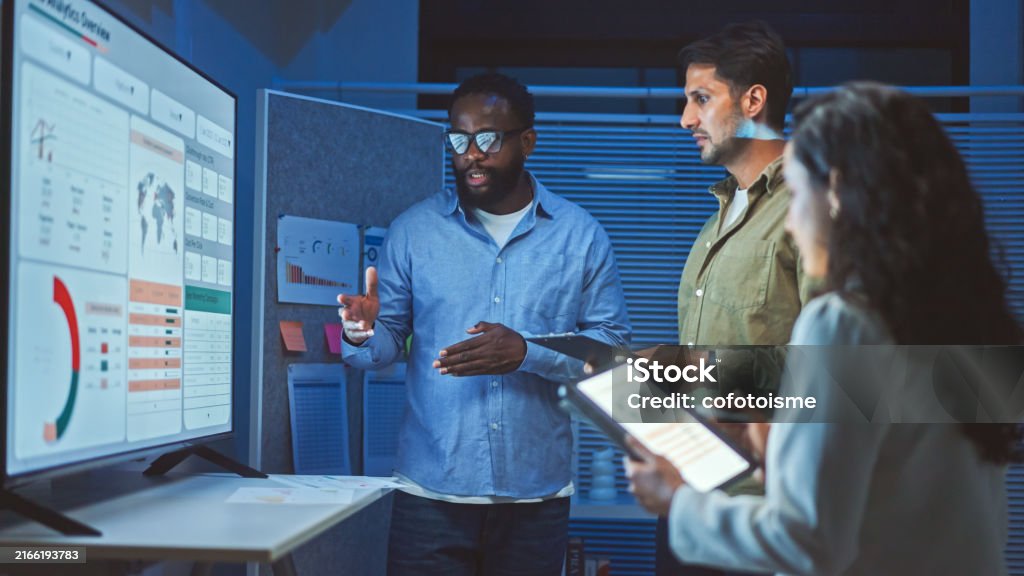 생명공학 기업 직원들 간의 DI 업무를 하는 모습과 관련된 사진