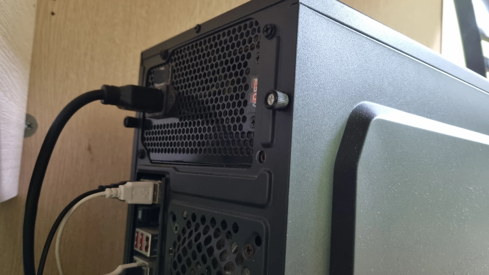 컴퓨터 옆면 커버 고정 볼트