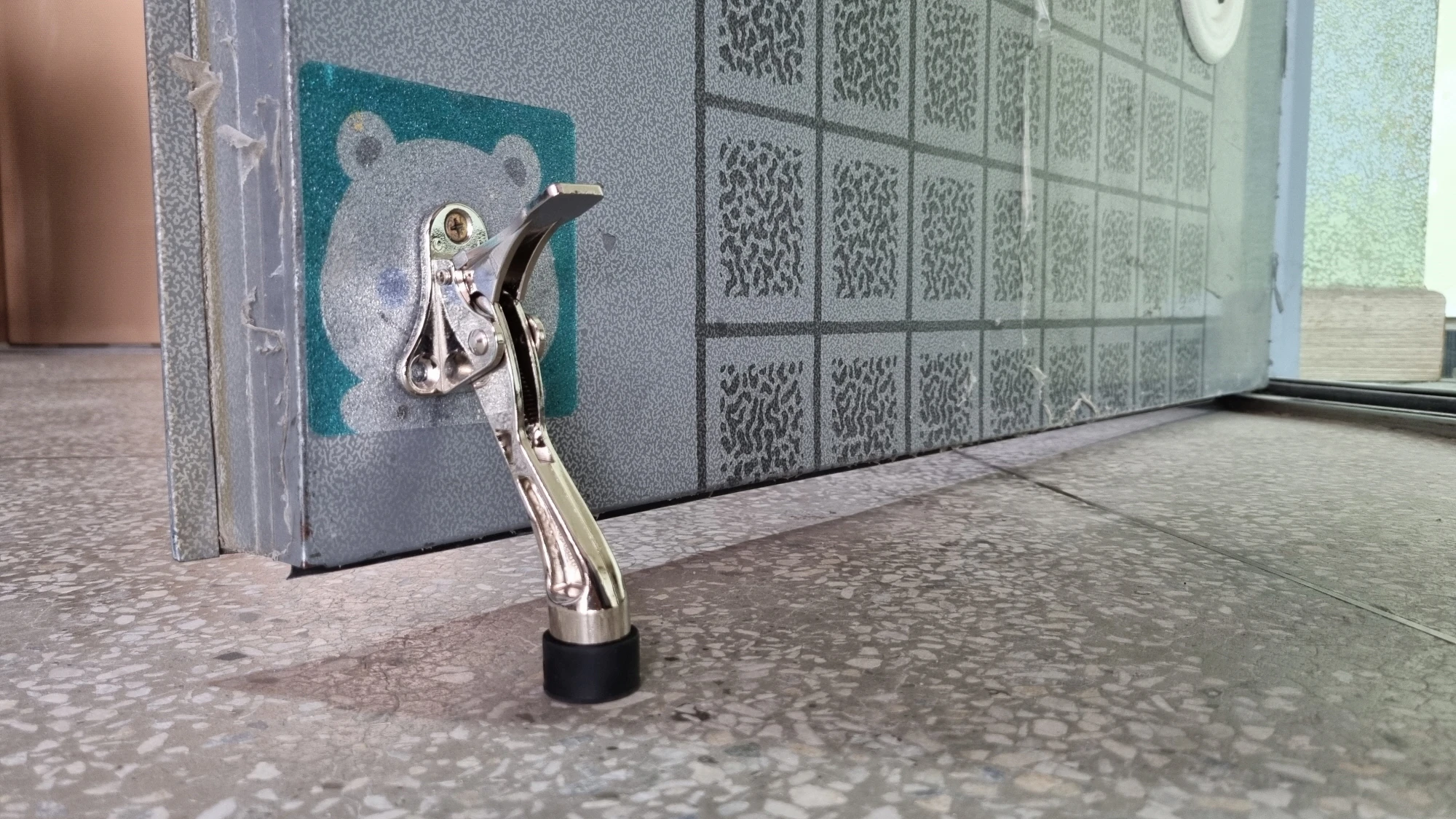 나사못 구멍 가린 모습