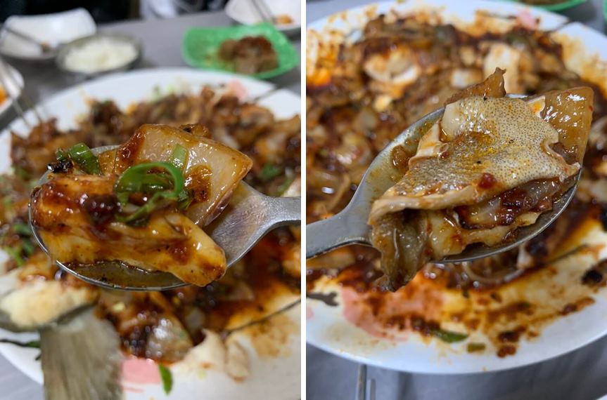 양파와 껍질을 같이 담은 숟가락