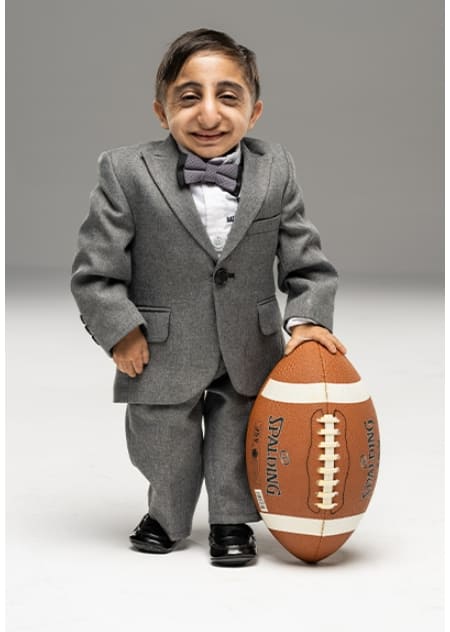 세계에서 가장 작은 남자...6.5kg? VIDEO: 20-year-old Iranian confirmed as world&rsquo;s shortest man