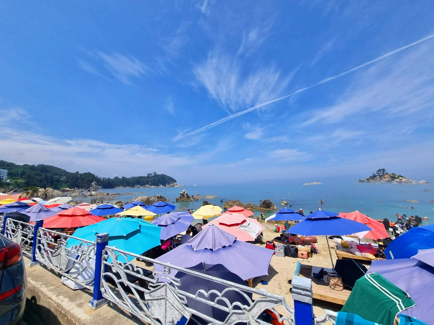 날씨좋은날-갈남항-파라솔들