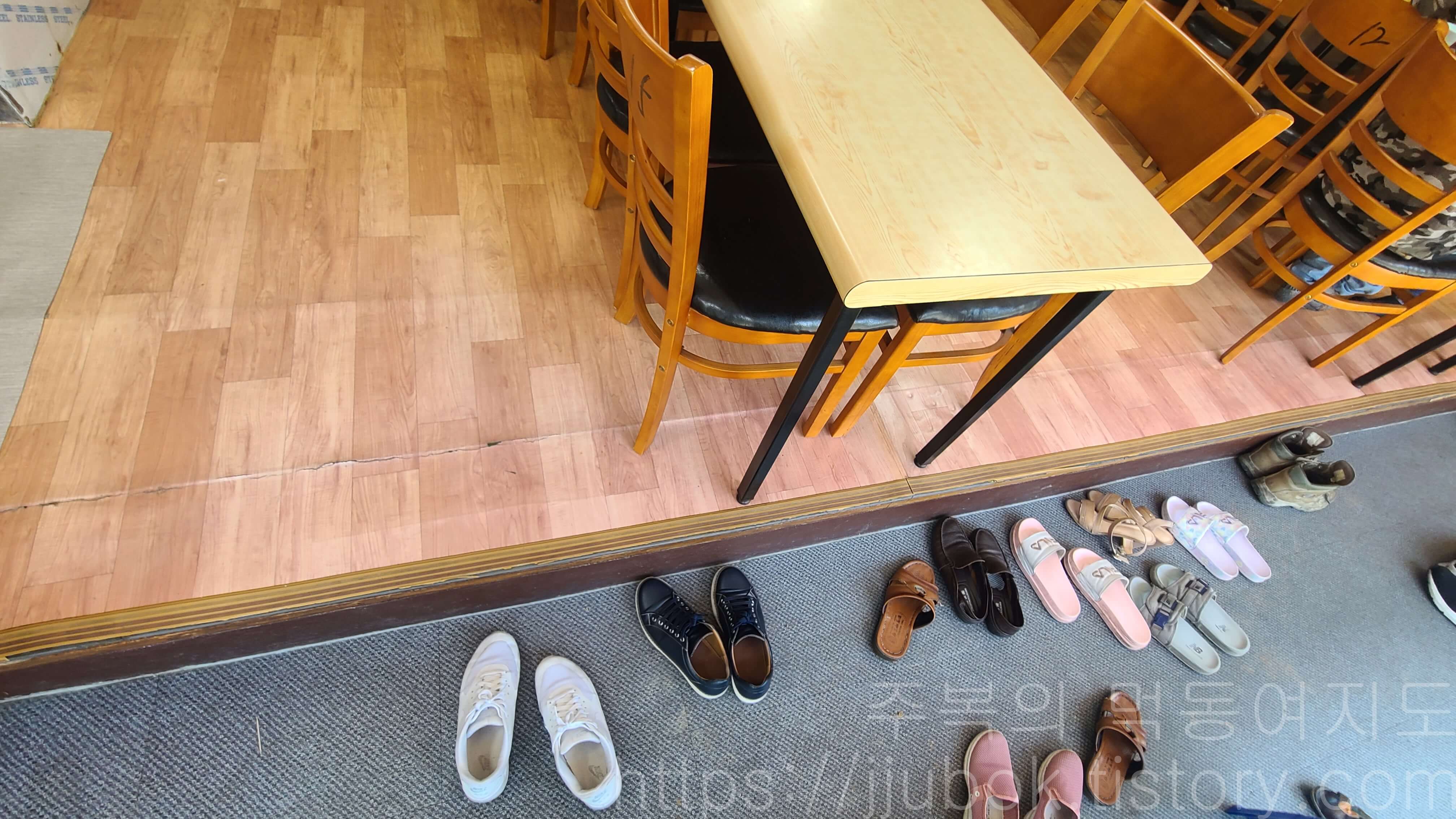 찬가락냉면-내부-신발-벗기