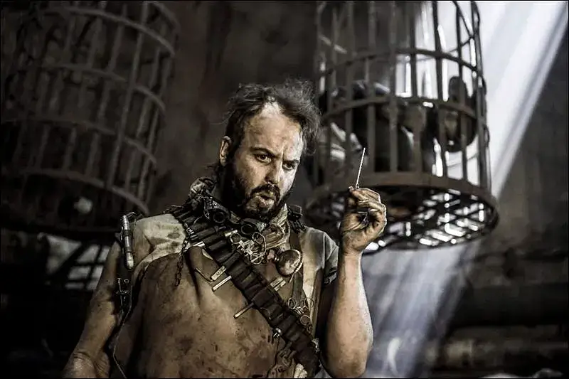 퓨리오사: 매드맥스 사가에 생체기술자 역을 맡은 앵거스 샘슨