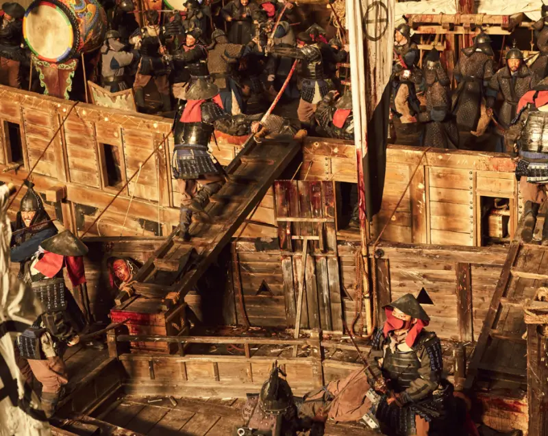 영화 노량- 왜군이 판옥선 위로 오르는 이미지