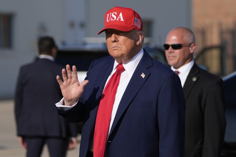 미국의 도널드 트럼프 대통령이 3일(현지시간) 아이오와주 디모인에 도착해 손을 흔들고 있다