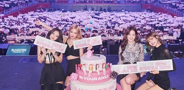 콘서트 티켓을 든 팬의 모습