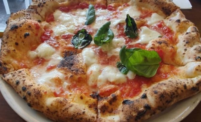 이탈리아의 스트리트 피자: 로마식과 나폴리식의 차이