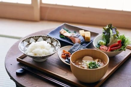 밥과 국 그리고 반찬들이 정갈하게 접시위에 담겨있다.