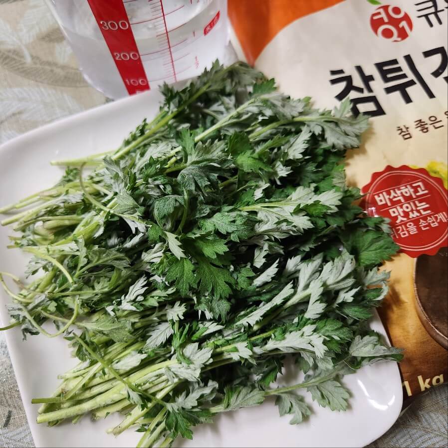 쑥전 쑥튀김 만드는 법 쑥 튀김 봄철 쑥요리 쑥털털이에 버금가는 쑥튀김 향긋한 쑥튀김 봄쑥을 색다르게 즐기는 법 쑥튀김 향긋하고 바삭한 쑥튀김 만들기 바사삭한 진도쑥튀김 만드는법 봄을 먹어요 ~봄나물 쑥으로 만드는 쑥 튀김!