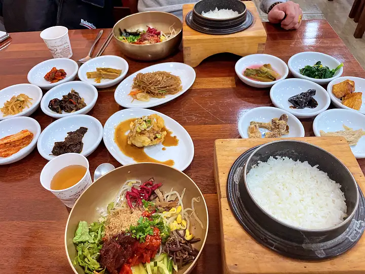 손맛으로 높인 품격의 한 그릇 35년 노포 전주 맛집 추천 생방송투데이 가마솥 육회 비빔밥 오늘방송 고수뎐
