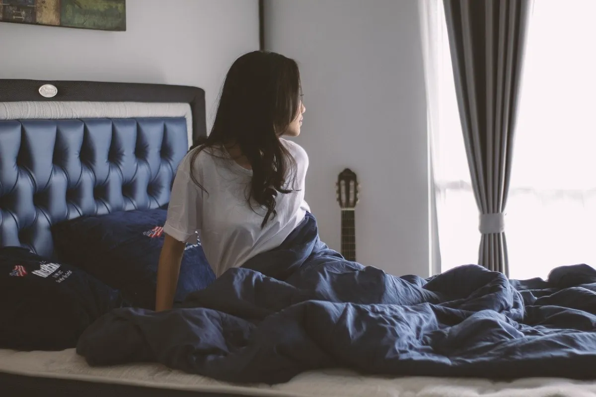 쉬는-것도-운동이다-침대-위에서-쉬는-사람-창-밖을-보며
