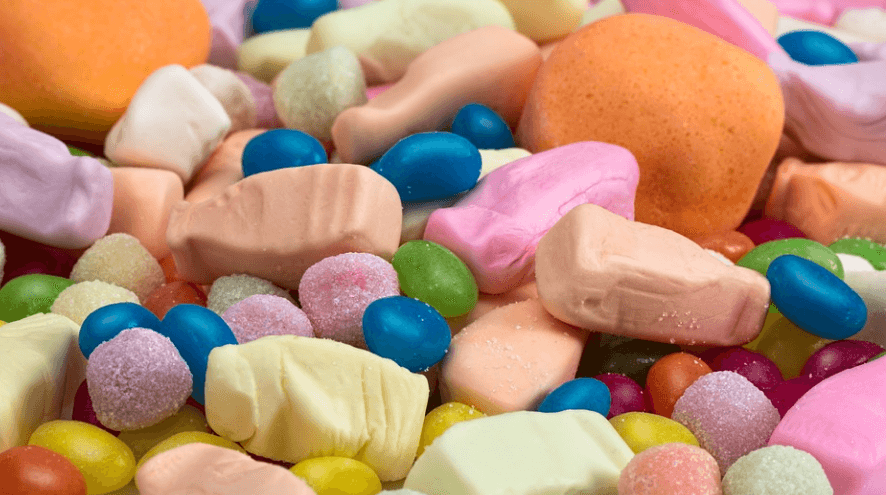 고지혈증에 나쁜 음식 사탕과 젤리가 놓여 있다