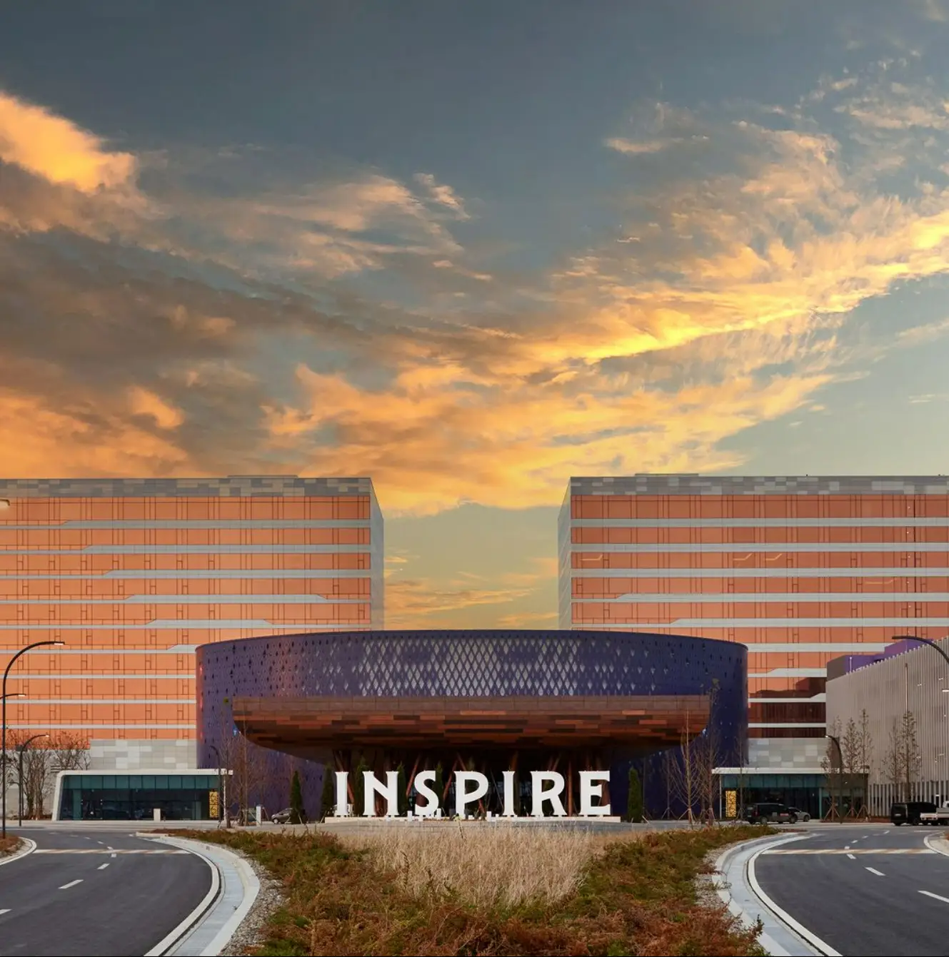 인스-파이어-건물-정면-노을지는-하늘