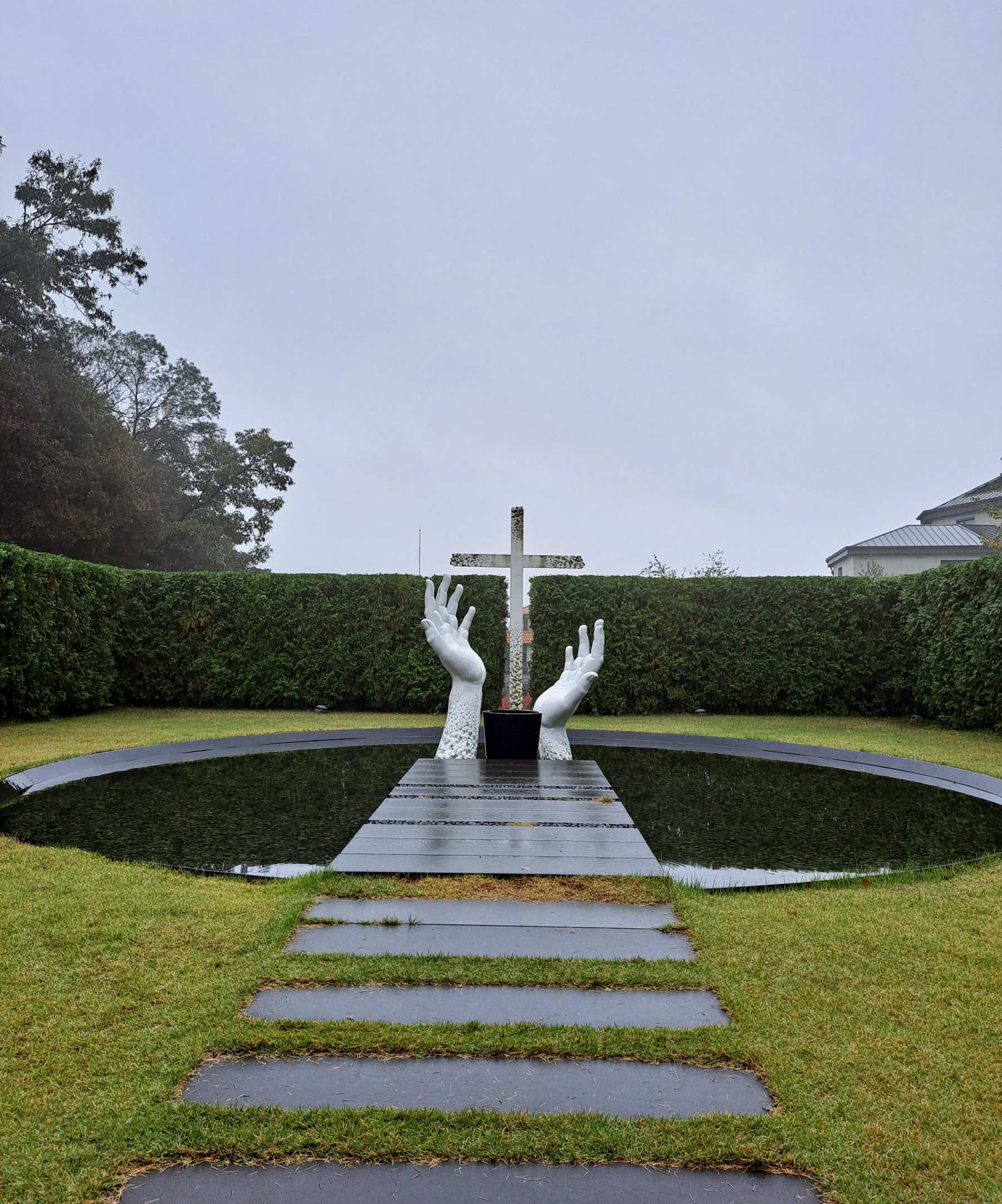 부활교회 앞 뜰안물가