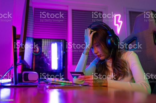 게임을 하다가 현질을 고민하고 있는 듯한 사진