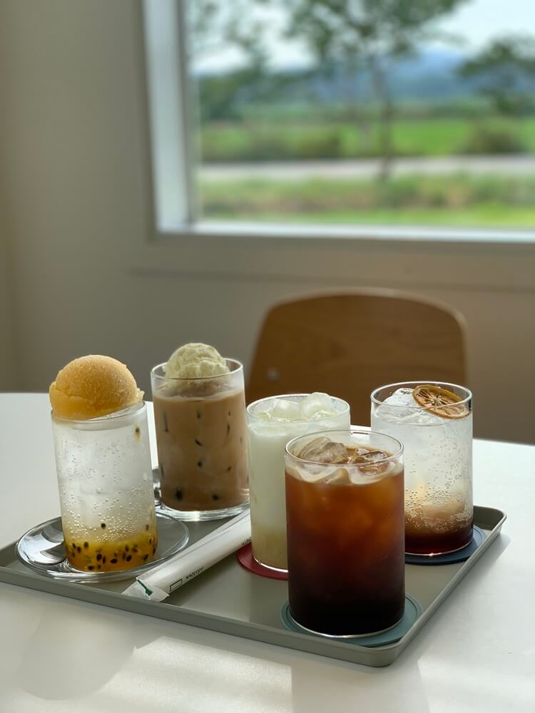 5가지 시킨 음료와 창문 배경