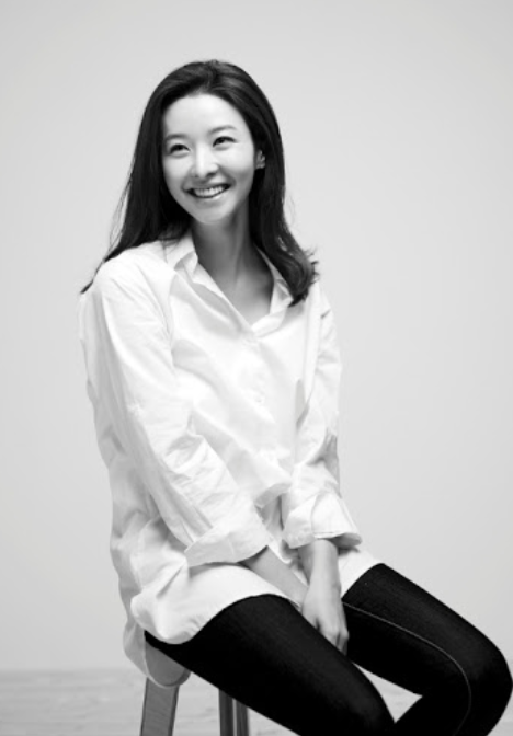 배우 송선미 화보│차분한 분위기 속 우아한 미소를 짓는 송선미