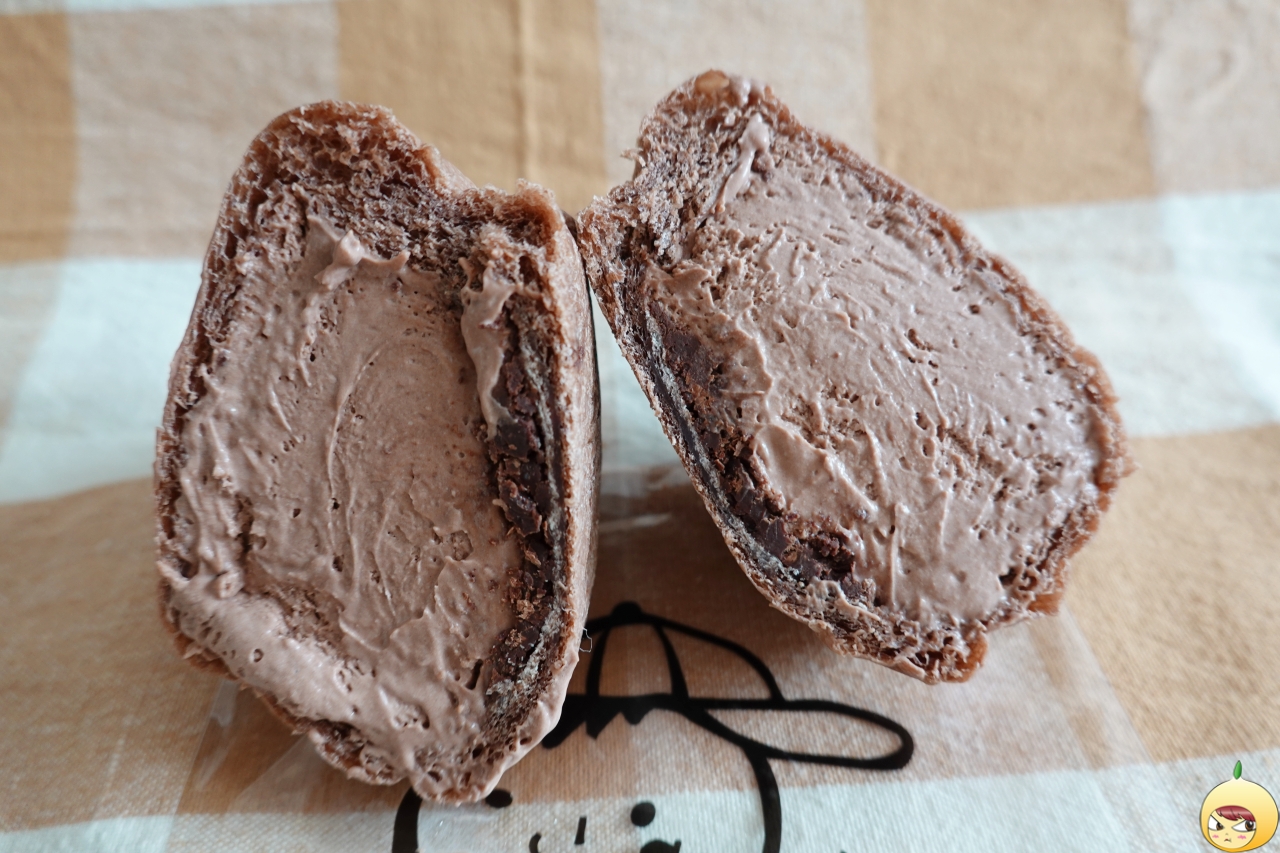 어글리베이커리의 찐초코크림빵 단면
