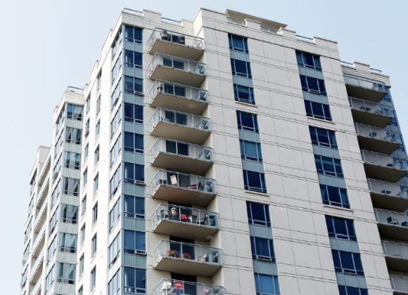 부산 한 아파트에서 50대 남성이 추락해 길을 가던 80대 남성을 덮치는 사고가 발생했다. 이로 인해 이들은 모두 사망했다. 본 기사와 무관한 이미지. [사진=픽사베이]