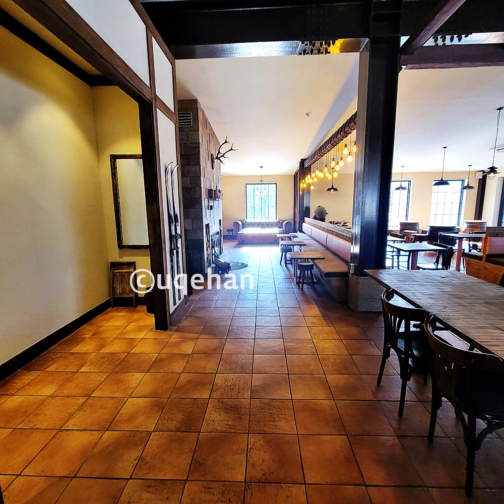 카페럿지 2층에 테이블과 소파가 있따.