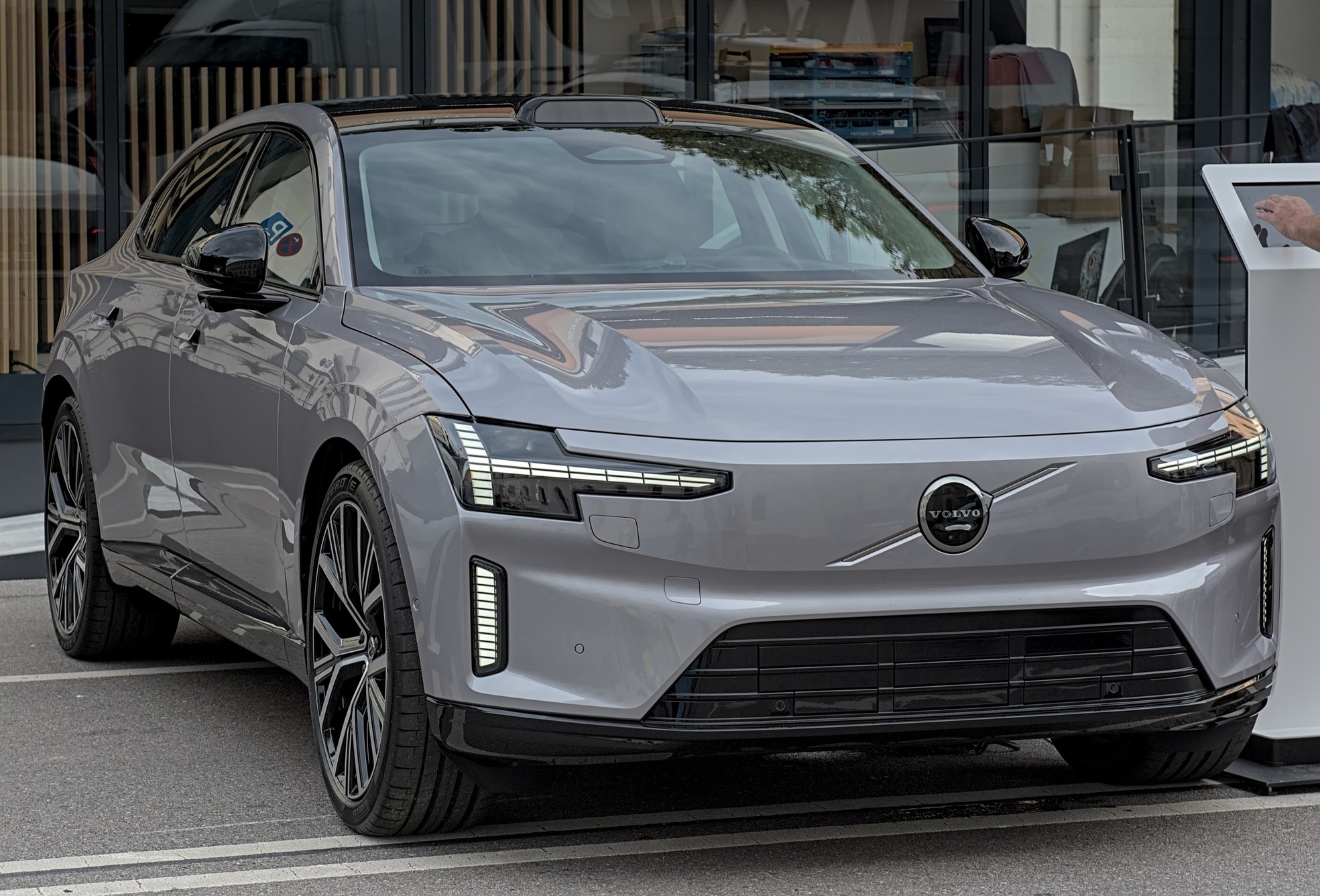 볼보 ES90 회색 정면, IAA 2025 전시차
