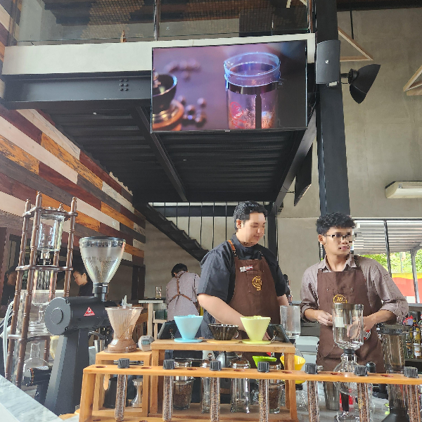 추출을 준비하고 있는 두 바리스타