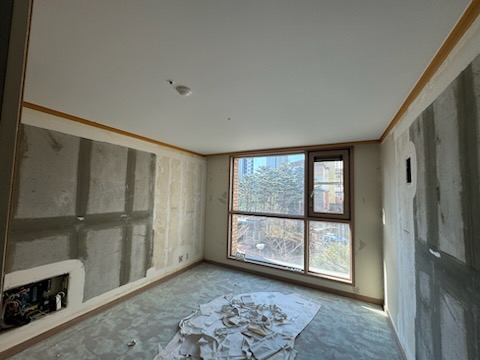 아파트 리모델링 - 작은방1 마루 바닥 철거 및 천정 도배 준비