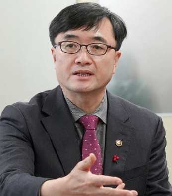 기획재정부 복지예산과장과 농림수산예산과장을 거쳤습니다.