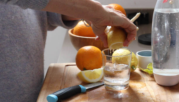 레몬물 효능 사용방법 및 주의사항. 레몬물은 상쾌한 맛과 향으로 알려진 과일 음료인데, 건강과 웰빙에 도움을 주는 이러한 효능으로 인해, 레몬물은 많은 사람들에게 인기를 끌고 있습니다. 이 블로그에서는 레몬물의 효능과 사용법, 주의사항 등을 자세히 알아보겠습니다.