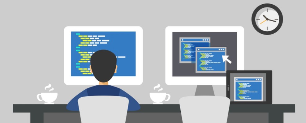 컴퓨터에 앉아 일하고 있는 사진