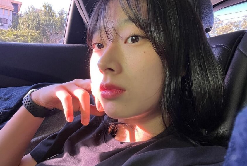 자동차에앉아있는-단발머리여성의모습