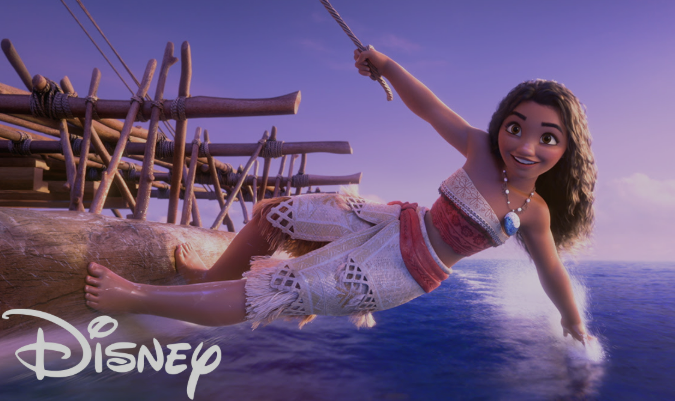 모아나가 키를 잡고 바다에 손을 담그며 해류를 느끼는 모습