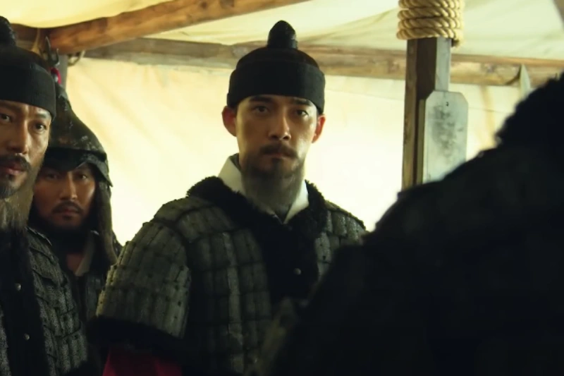 조선 군관 복색을 하고 서 있는 권준 역의 배우 안성봉