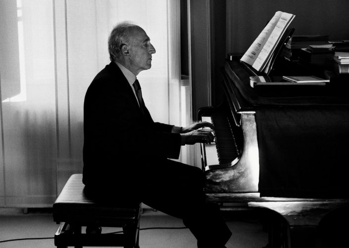 피아노를 치고 있는 마우리치오 폴리니.