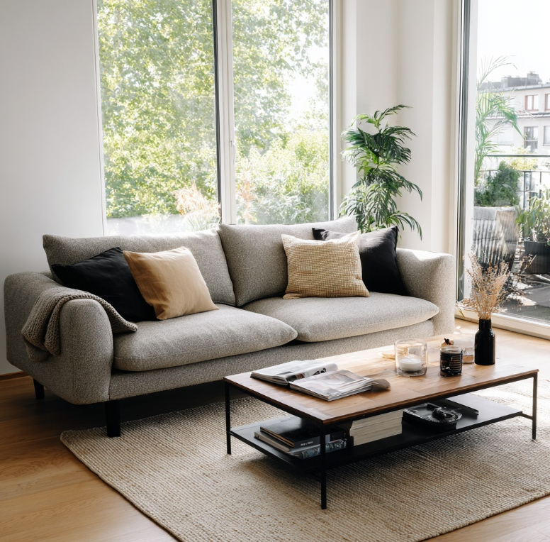 거실 분위기를 바꾸는 가장 쉬운 방법: 소파와 러그 배치