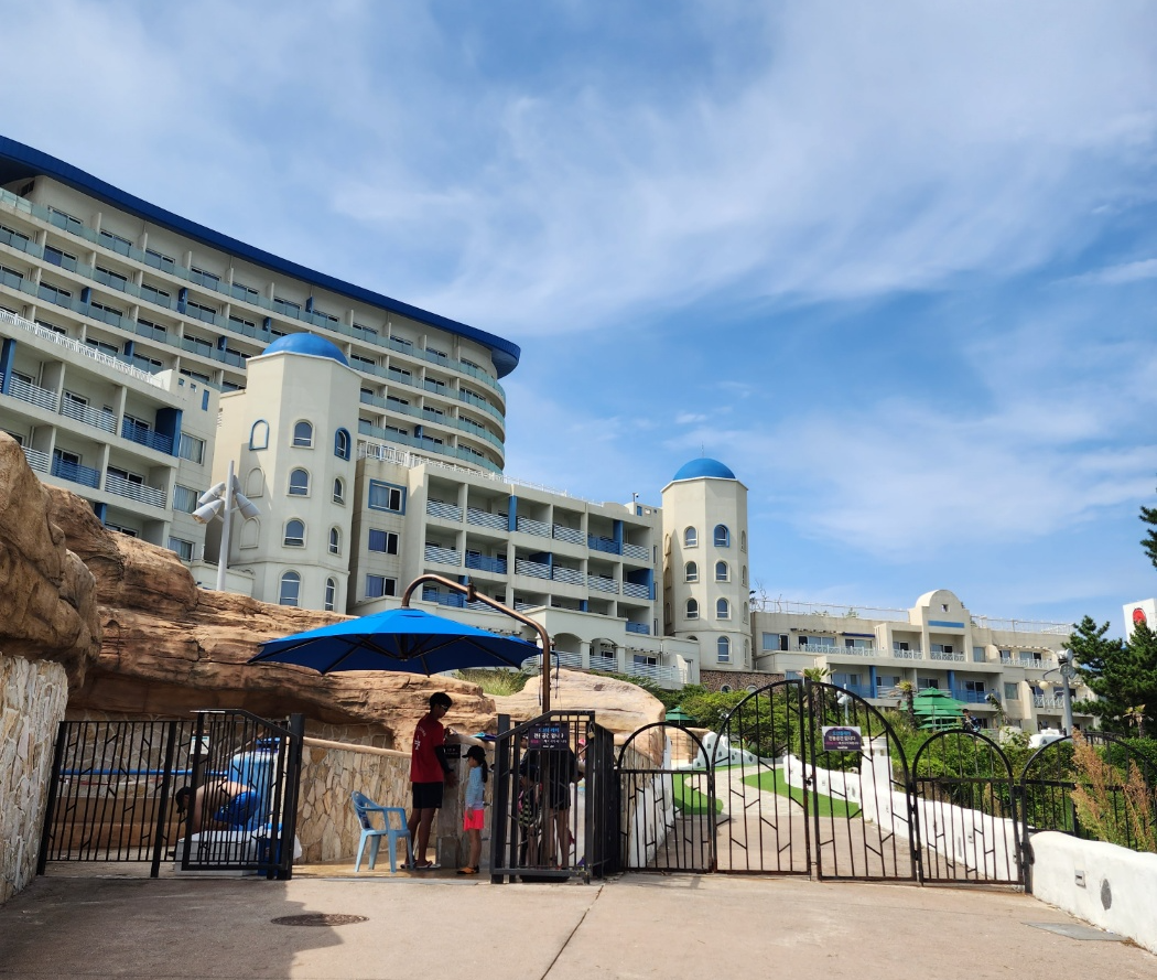 해변가와 연결된곳 모래를 씻고 입장할 수 있는 시설이 있어요.