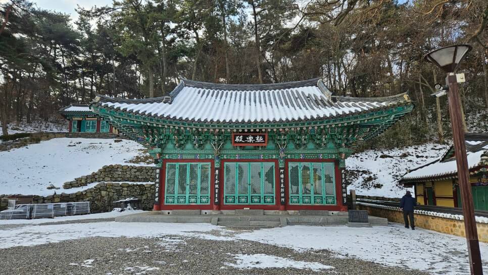 김제 망해사 : 김제평야의 일출과 새만금지구의 일몰이 있는 바다를 바라보는 사찰