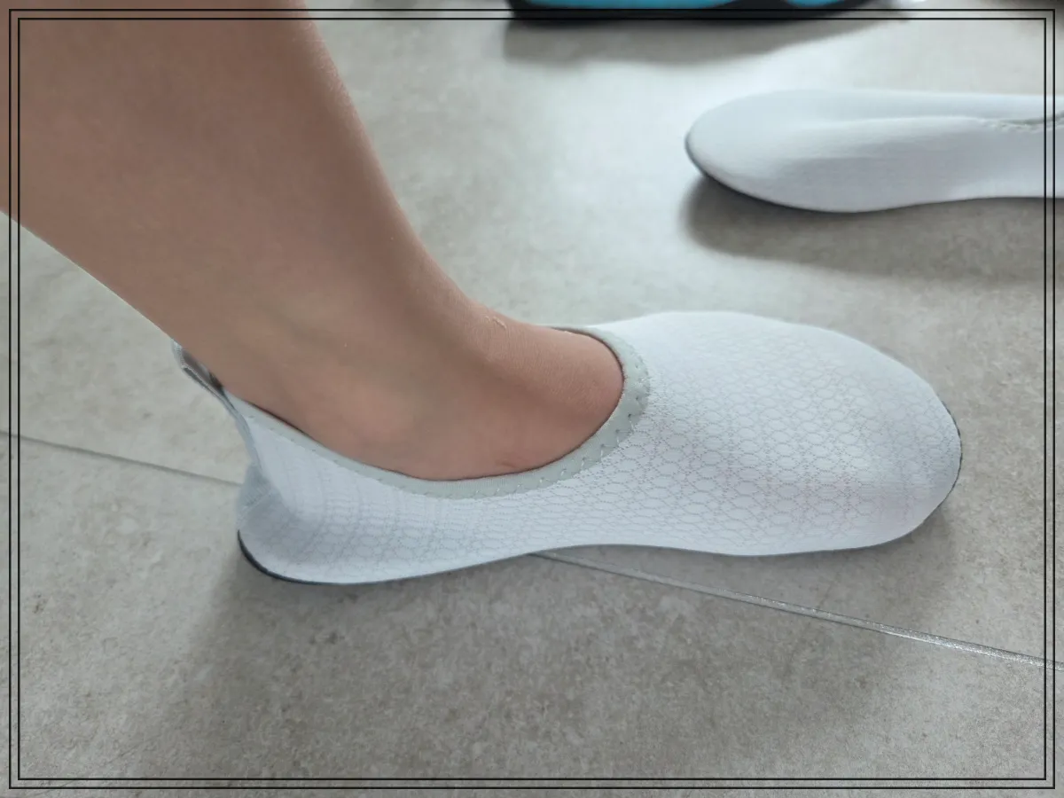 하얀색-다이소-아쿠아슈즈를-착용한-발의-측면-모습-실내에서-착용-핏을-확인하는-장면
