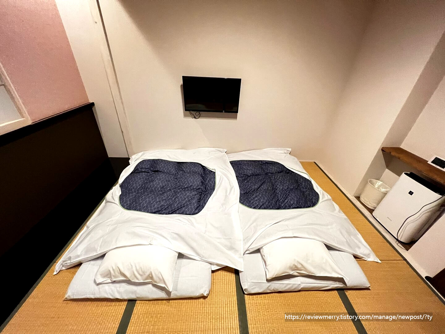 방 내부 이불사진