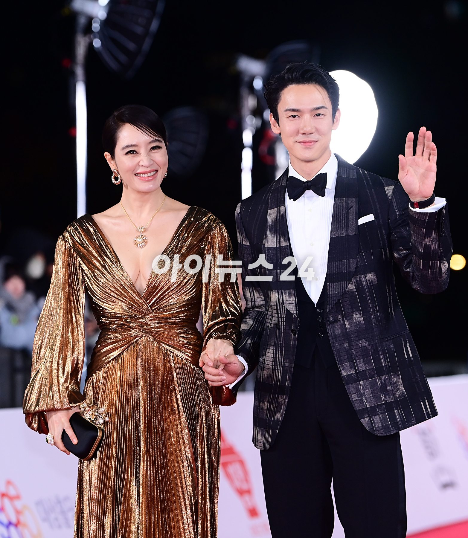 배우 김혜수가 24일 오후 서울 영등포구 여의도 KBS홀에서 진행된 제44회 청룡영화상 레드카펫 행사에 시상식 MC로 참석하고 있다. [사진=정소희 기자]