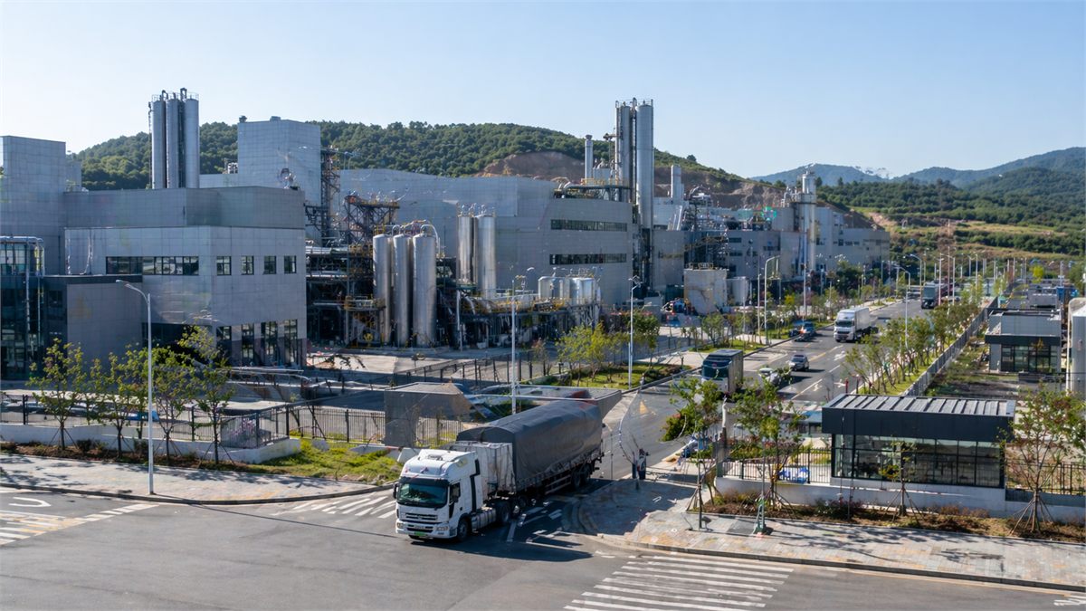 한국의 배터리 소재 공장 단지 전경 
