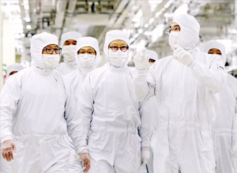 이재용 삼성전자 회장이 천안 반도체 패키지 사업장 방문해 사업 전략을 점검하고 있다.