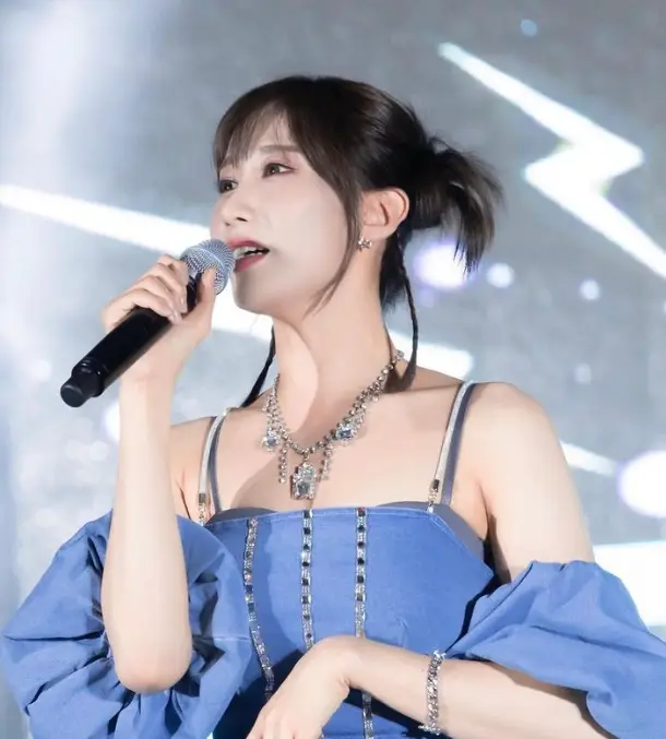 현역가왕- 파란색 어깨가 없는 옷을 입고 검은색 마이크를 들고 노래하는 별사랑