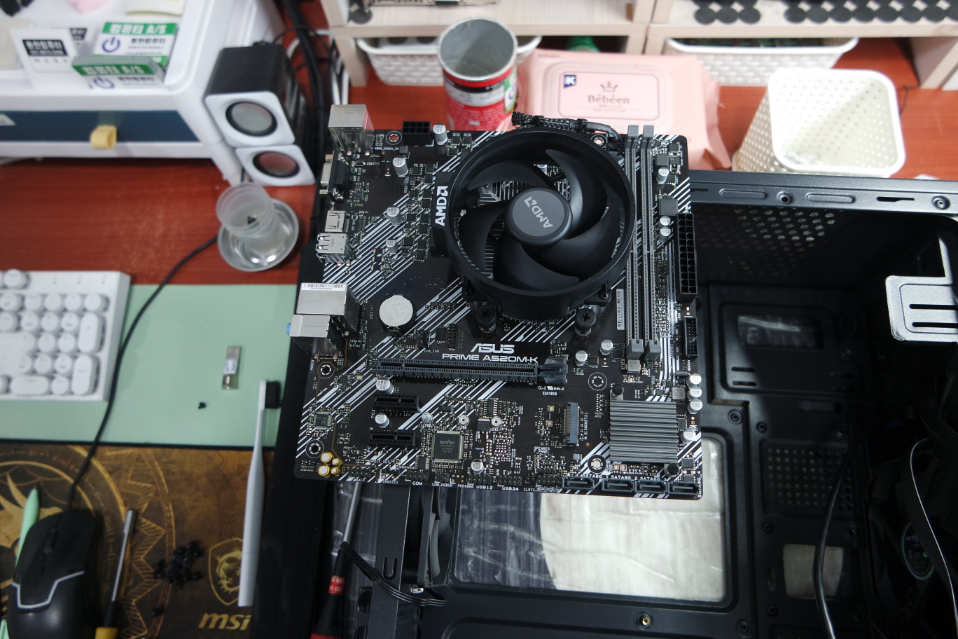 조립할 메인보드를 케이스에 장착하고 있습니다.