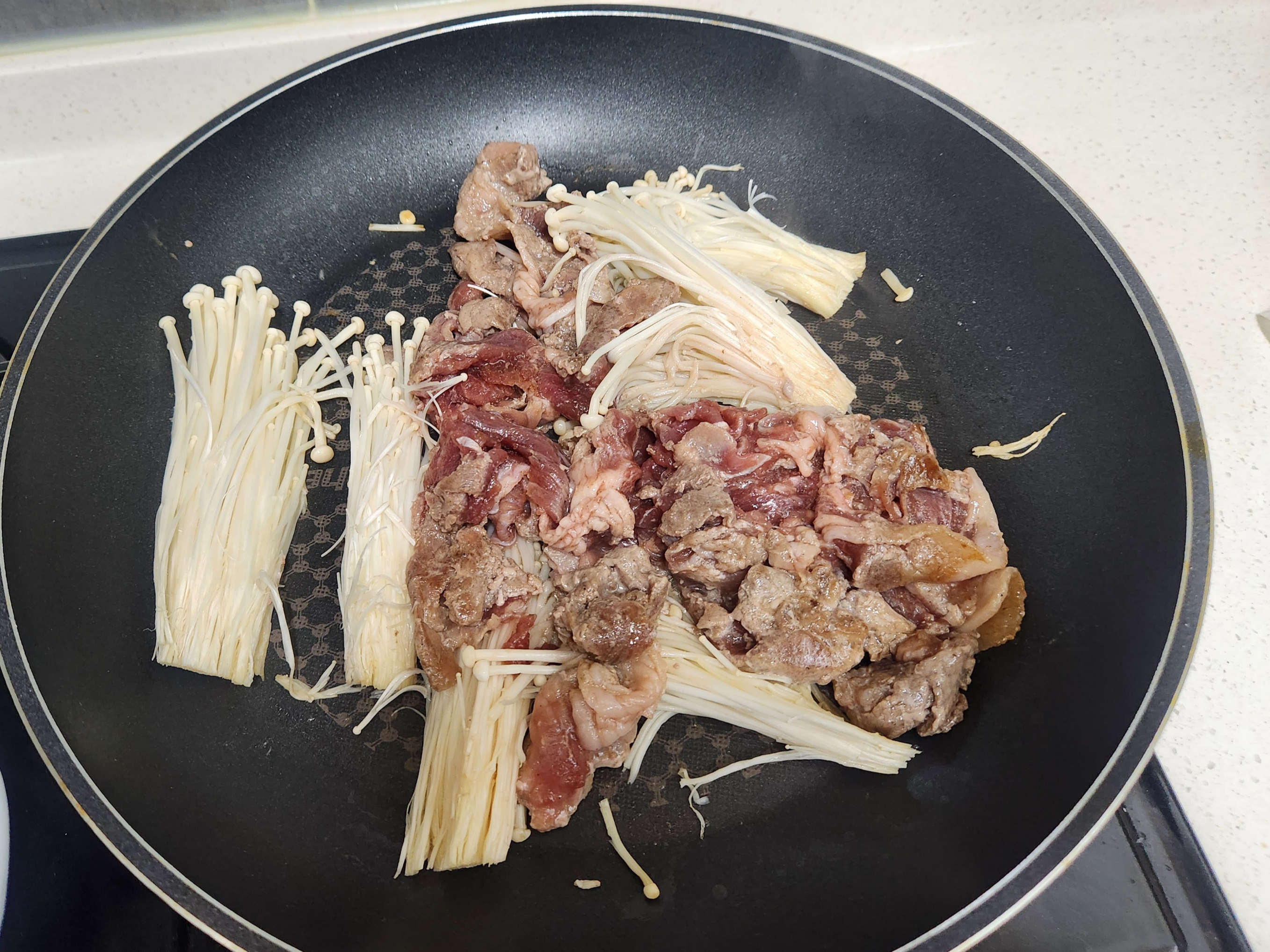 고기가 어느정도 익으면 팽이버섯을 넣어줍니다.