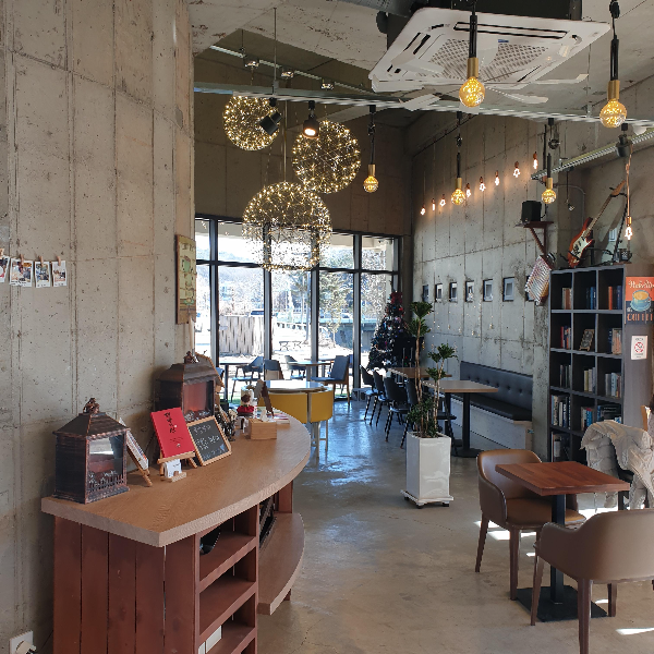 헤이리 예술 마을 카페: 카페 빅 핸드 (Cafe Big Hand)_내부 인테리어