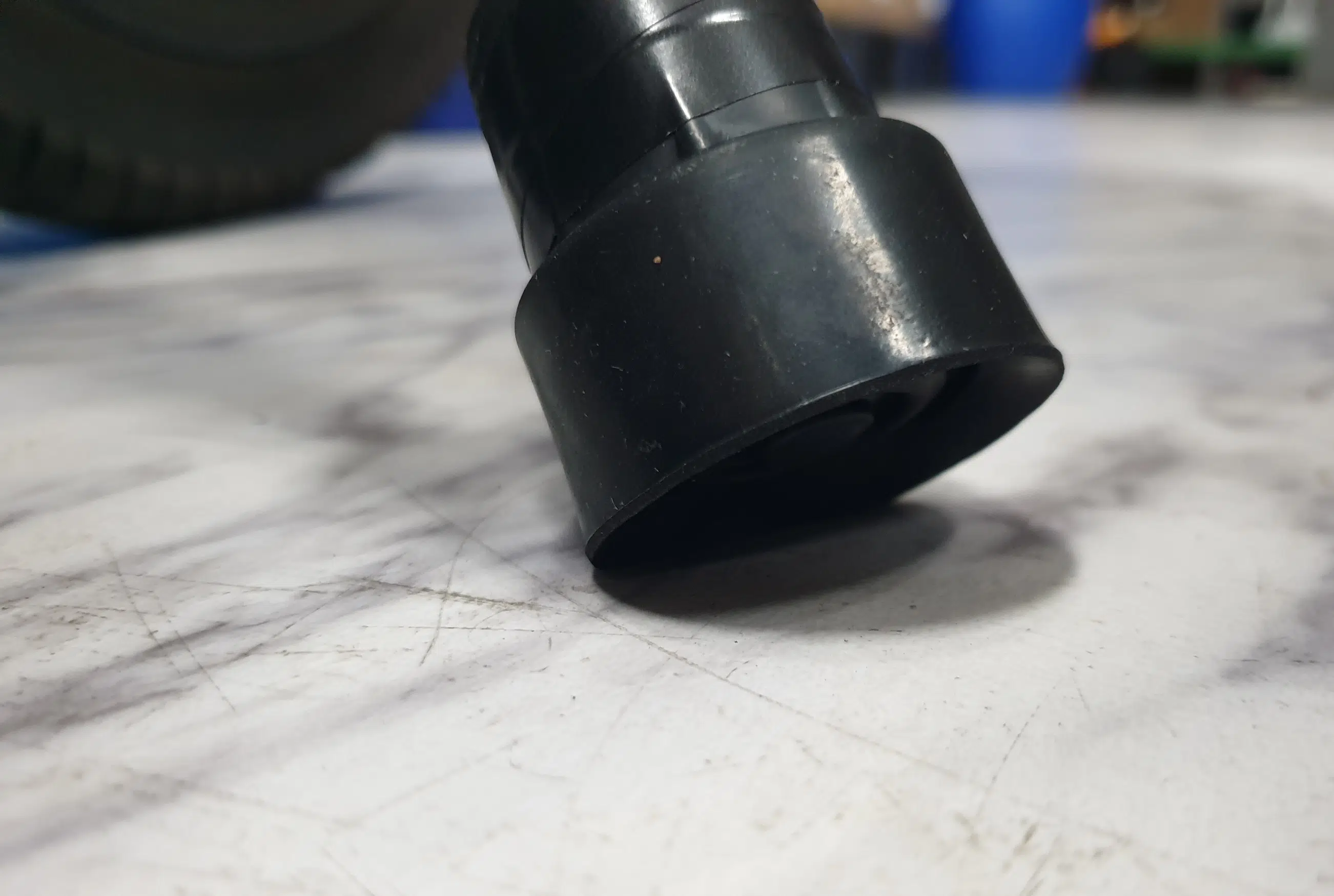 고무 팁이 바닥에 닿는 부분