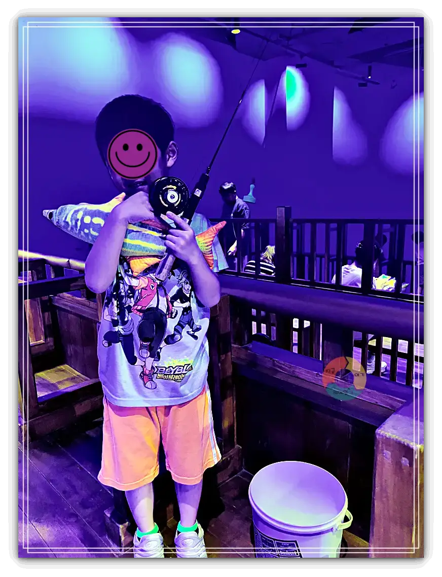 디스커버스_낚시성공-낚시대-물고기-배의-난간